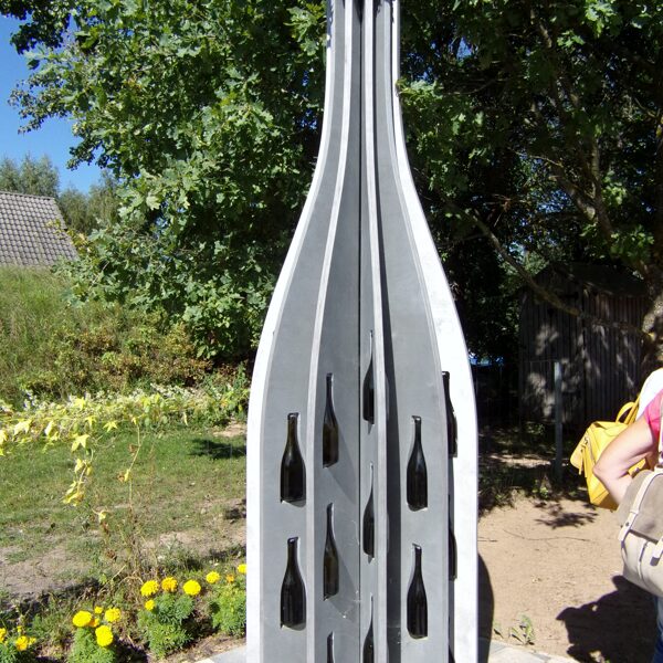 Atributika. Iškilė, Latvija